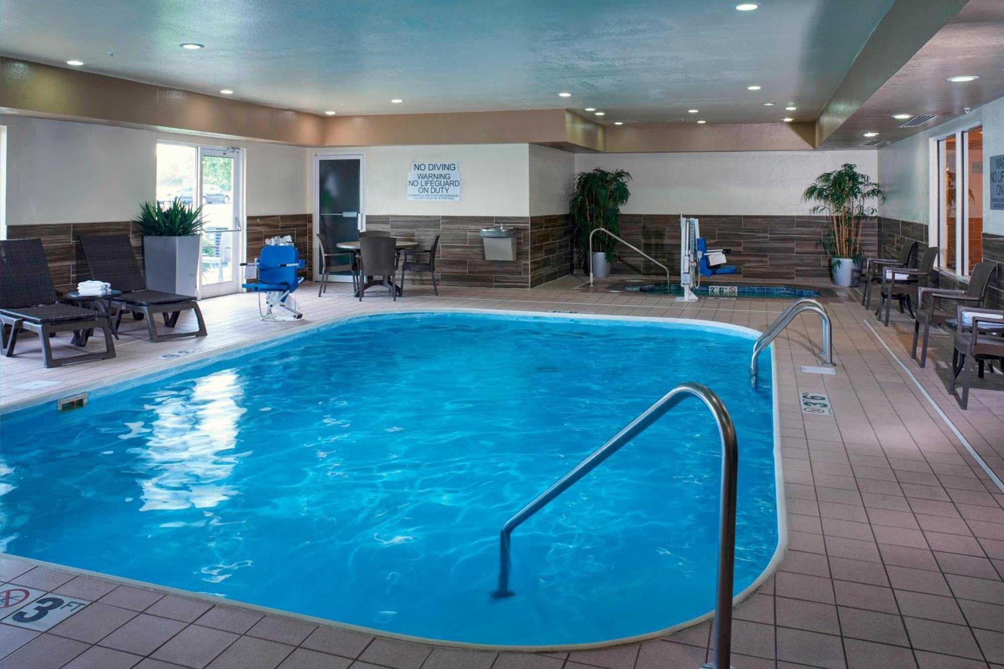 Fairfield Inn By Marriott Richmond New Paris Экстерьер фото