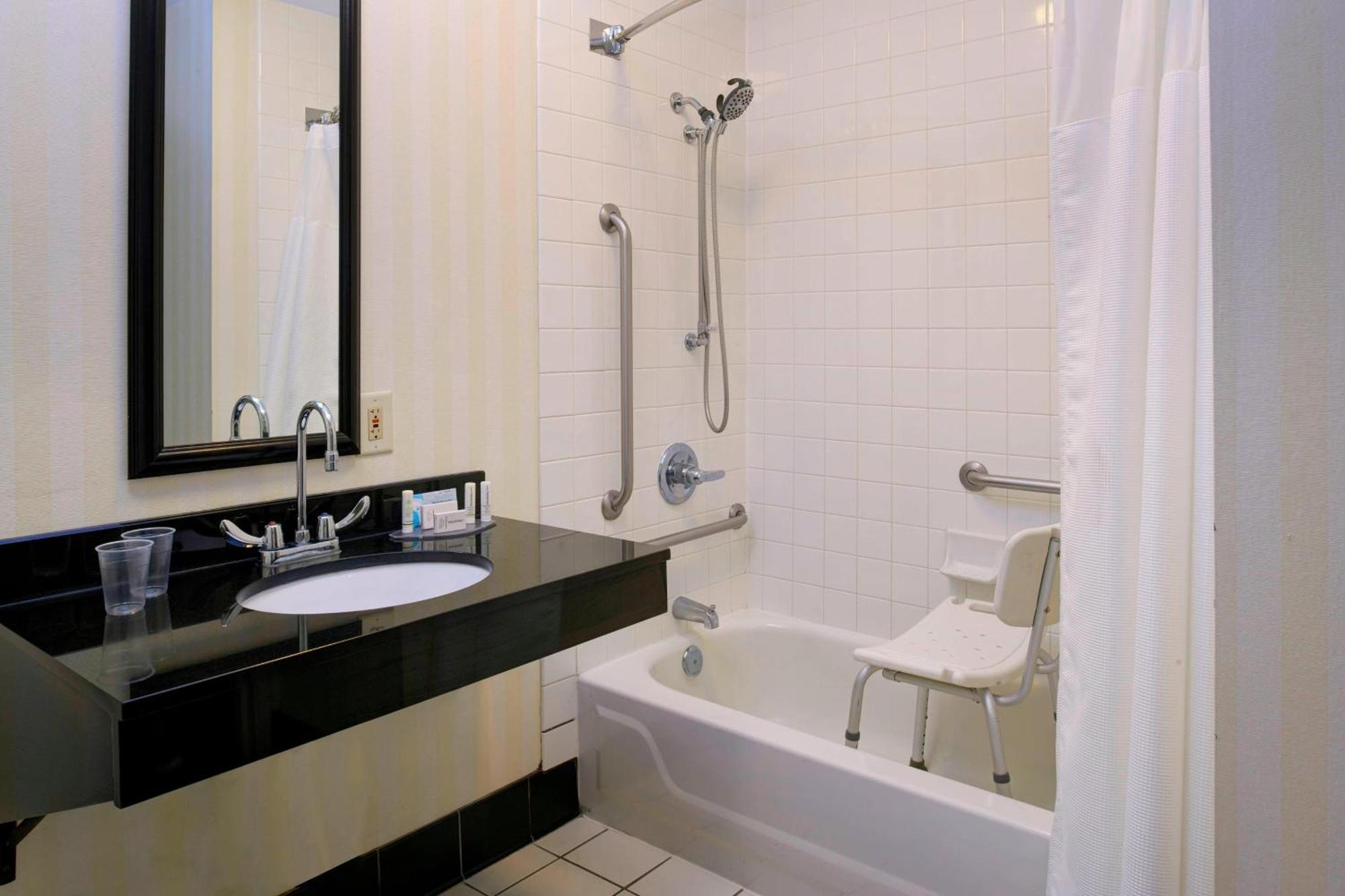 Fairfield Inn By Marriott Richmond New Paris Экстерьер фото