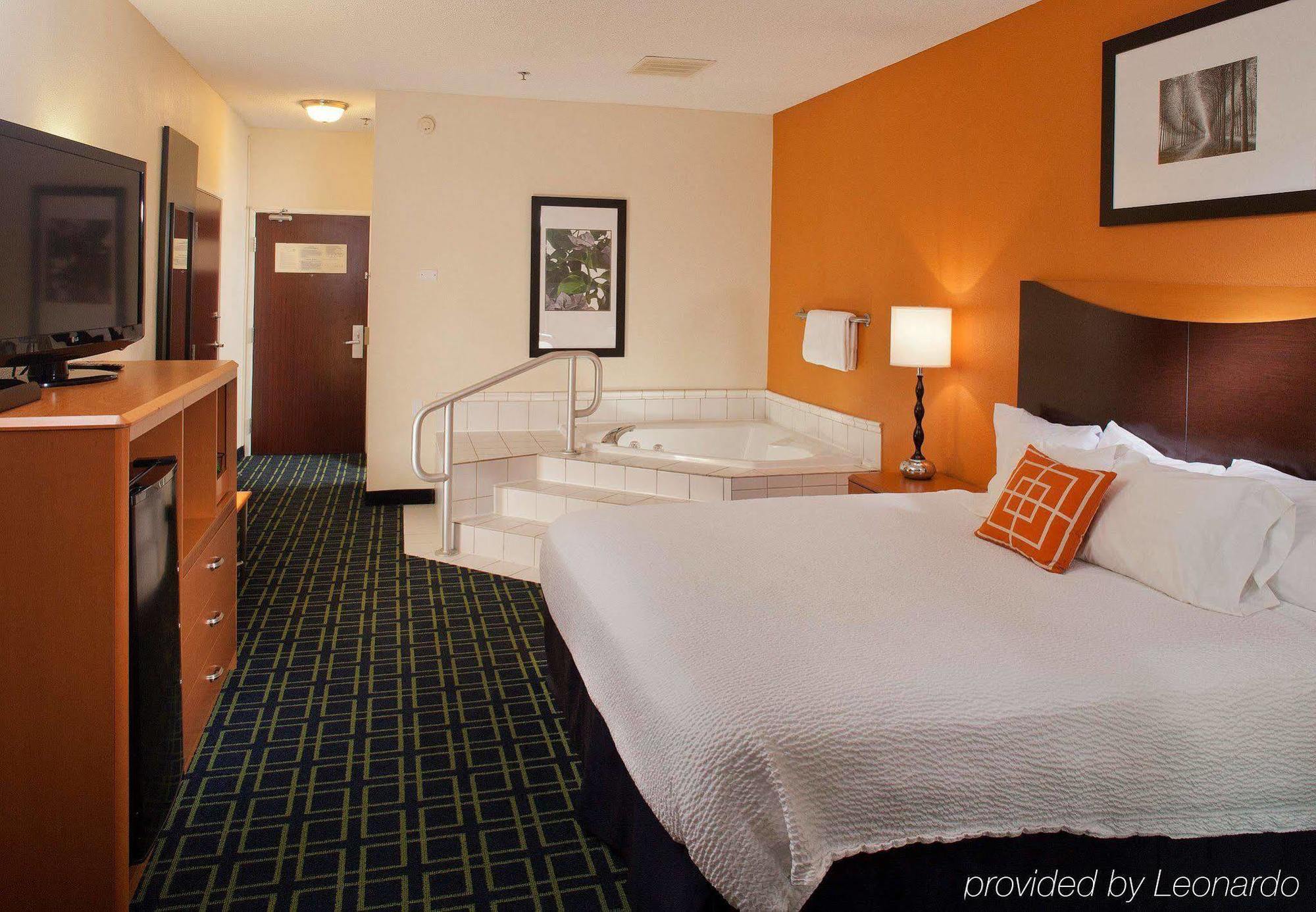 Fairfield Inn By Marriott Richmond New Paris Экстерьер фото