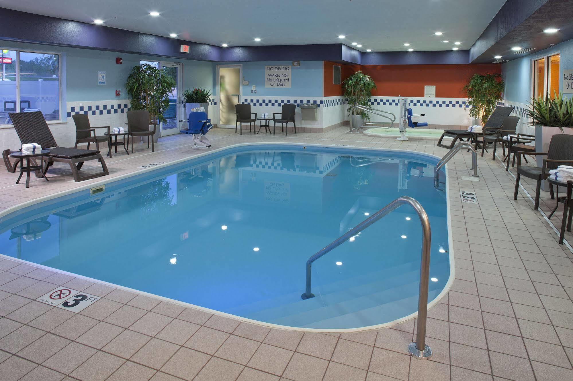 Fairfield Inn By Marriott Richmond New Paris Экстерьер фото